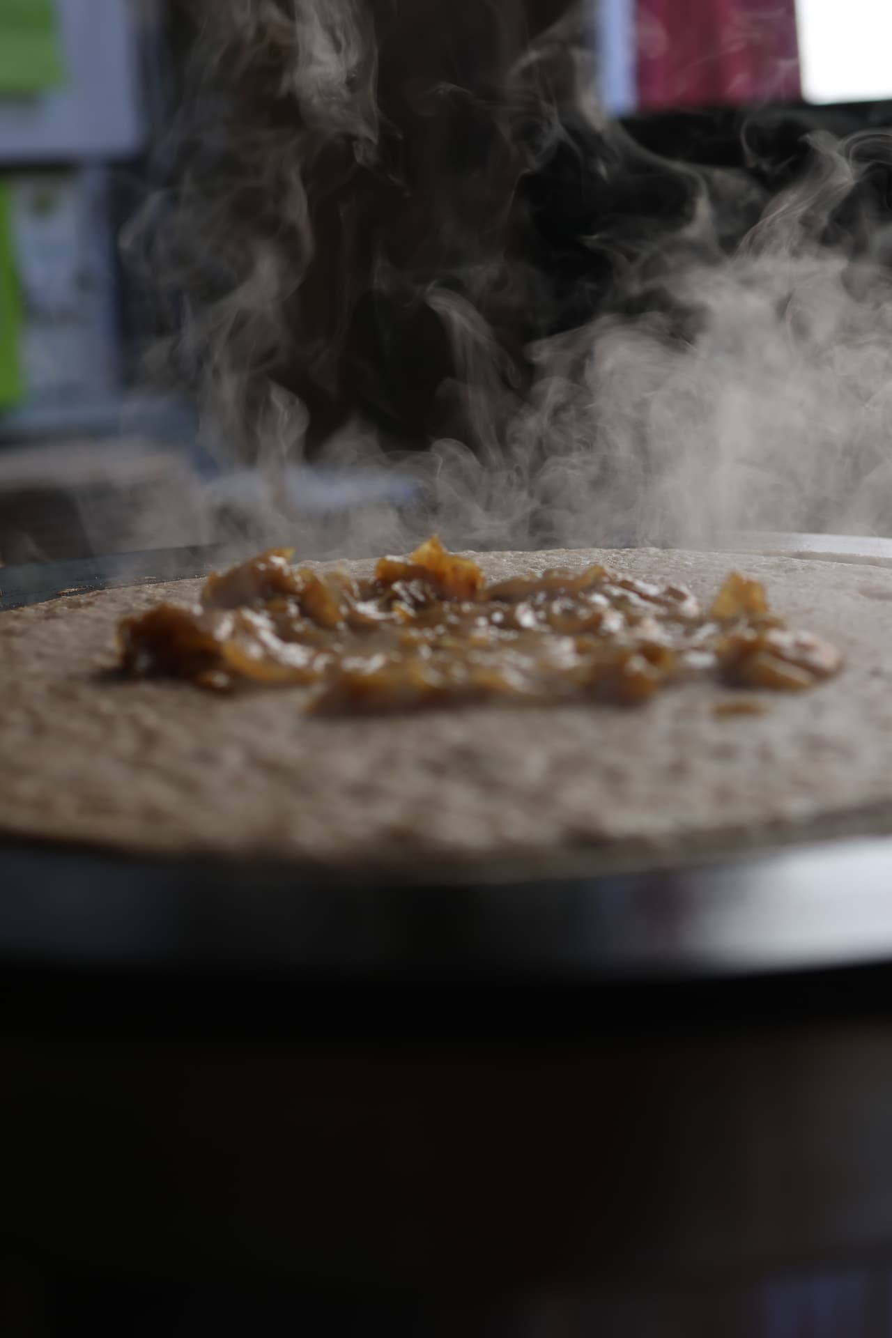 Galette de sarrasin en cuisson sur le billig, fumante