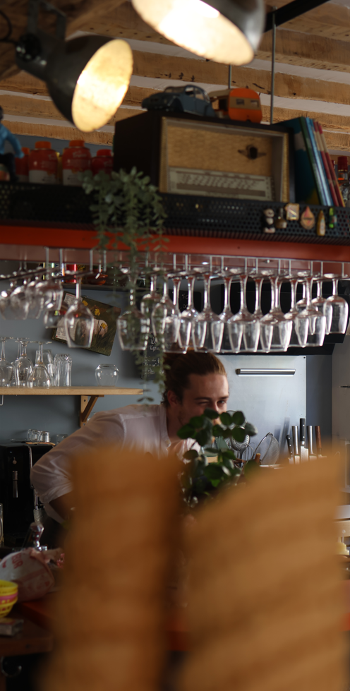 Le comptoir de La Goguette et ses verres suspendus